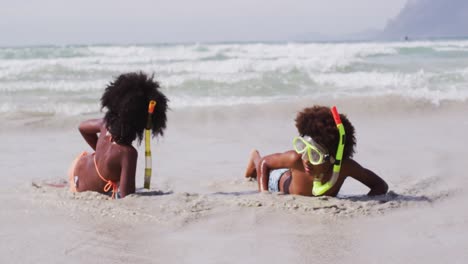 Afroamerikanische-Kinder-Mit-Taucherbrille-Spielen-Am-Strand