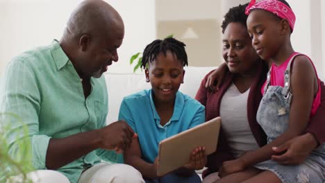 Afroamerikanische-Großeltern-Und-Enkelkinder-Nutzen-Zu-Hause-Ein-Digitales-Tablet