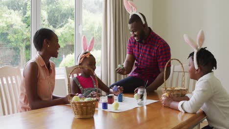 Familia-Afroamericana-Pintando-Huevos-De-Pascua-Juntos-En-Casa