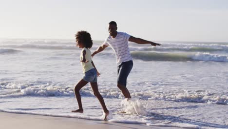 Afroamerikanischer-Vater-Und-Seine-Tochter-Spielen-Am-Strand