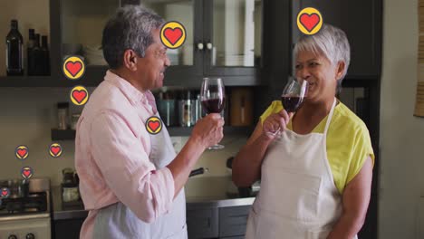 Animation-Von-Herzliebessymbolen-über-Einem-älteren-Paar,-Das-Zu-Hause-Wein-Trinkt