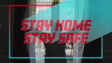 Animation-Von-Stay-Home-Stay-Safe-über-Einen-älteren-Mann,-Der-Zu-Hause-Vorhänge-öffnet