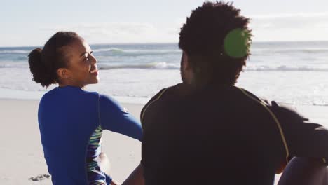 Afroamerikanisches-Paar-Redet-Und-Sitzt-Am-Strand