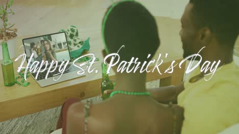 Animation-Eines-Fröhlichen-St.-Patrick&#39;s-Day-Textes-über-Ein-Paar,-Das-Mit-Freunden-Bei-Einem-Laptop-Videoanruf-Feiert