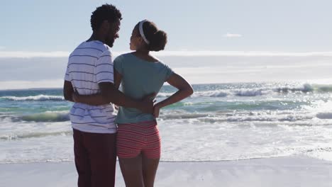 Afroamerikanisches-Paar-Lächelt-Und-Umarmt-Sich-Am-Strand