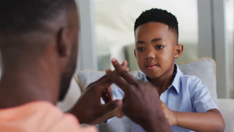 Afroamerikanischer-Vater,-Der-Seinem-Sohn-Die-Gebärdensprache-Beibringt
