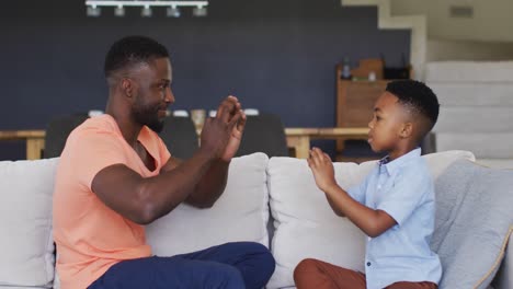 Afroamerikanischer-Vater,-Der-Seinem-Sohn-Die-Gebärdensprache-Beibringt