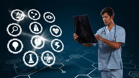 Mehrere-Digitale-Symbole-Gegen-Männlichen-Gesundheitshelfer,-Der-Den-Röntgenbericht-Untersucht