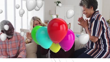 Bunte-Luftballons-Schweben-Gegen-Zwei-ältere,-Vielfältige-Paare,-Die-Gemeinsam-Zu-Hause-Ein-VR-Headset-Verwenden