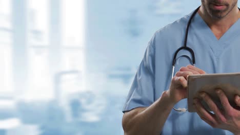 Mittelteil-Eines-Männlichen-Gesundheitspersonals,-Das-Ein-Digitales-Tablet-Vor-Dem-Krankenhaus-Im-Hintergrund-Verwendet