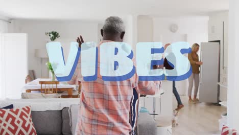 Vibes-Text-Gegen-Ein-Afroamerikanisches-älteres-Paar,-Das-Zu-Hause-Zusammen-Tanzt