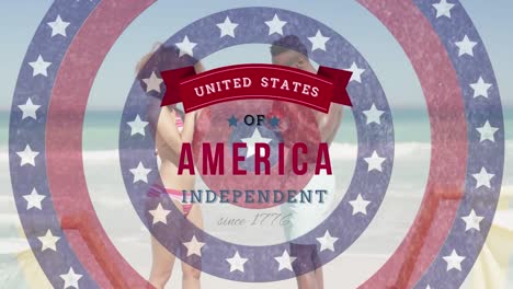 Animation-Von-Kreisen-Amerikanischer-Flagge,-Unabhängiger-Text-Der-Vereinigten-Staaten-Von-Amerika,-Paar-Am-Strand