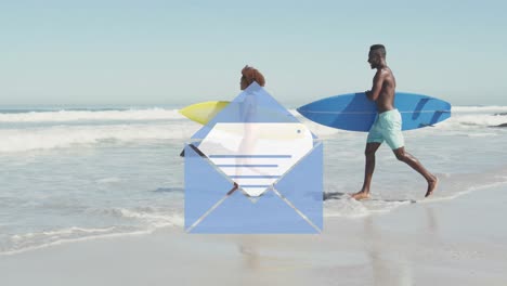 Animation-Des-Digitalen-E-Mail-Umschlagsymbols-über-Einem-Paar,-Das-Mit-Surfbrettern-Am-Strand-Läuft
