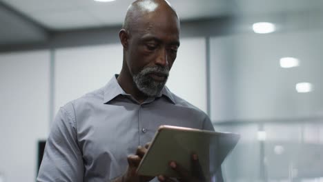 Empresario-Afroamericano-Usando-Tableta-Digital-En-La-Oficina
