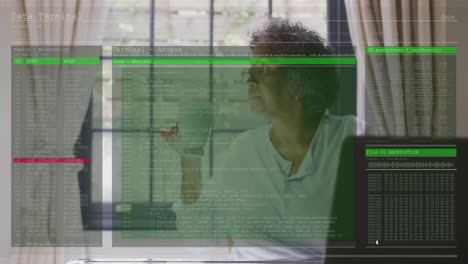 Animation-Der-Datenverarbeitung-Auf-Bildschirmen-über-Einer-älteren-Frau,-Die-Zu-Hause-Tee-Trinkt-Und-Einen-Laptop-Benutzt