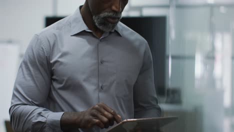 Afroamerikanischer-Geschäftsmann-Nutzt-Digitales-Tablet-Im-Büro