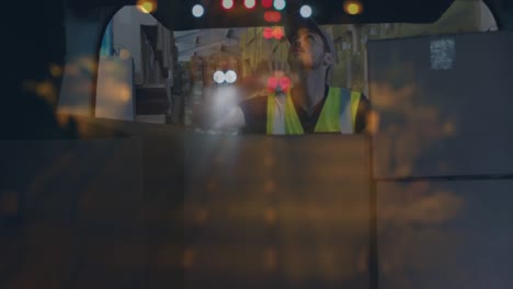 Animation-Des-Straßenverkehrs-über-Lagerarbeiter,-Die-Kisten-In-Einen-Transporter-Im-Versandzentrum-Laden