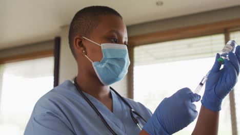Afroamerikanische-Ärztin-Trägt-Gesichtsmaske-Und-Bereitet-Den-Covid-Impfstoff-Für-Den-Patienten-Vor