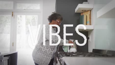 Animation-Von-Vibes-Text-über-Eine-ältere-Frau-Zu-Hause,-Die-In-Der-Küche-Tee-Zubereitet