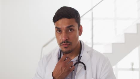 Porträt-Eines-Glücklichen-Hispanischen-Männlichen-Arztes,-Der-Zu-Hause-Ein-Interview-Mit-Dem-Patienten-Führt