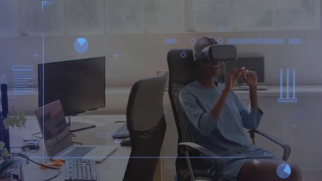 Animation-Der-Datenverarbeitung-Auf-Dem-Bildschirm-über-Einer-Geschäftsfrau,-Die-Ein-VR-Headset-Trägt-Und-Ihre-Hände-Bewegt