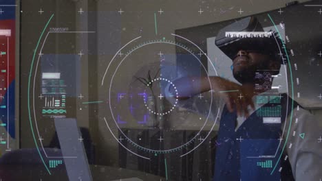 Datenverarbeitung-Und-Scope-Scanning-über-Einem-Afroamerikanischen-Mann,-Der-Gestikuliert,-Während-Er-Ein-VR-Headset-Trägt