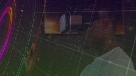 Lichtspuren-Und-Zielfernrohrscans-über-Das-Gitternetz-Gegen-Einen-Afroamerikanischen-Mann-Mit-VR-Headset