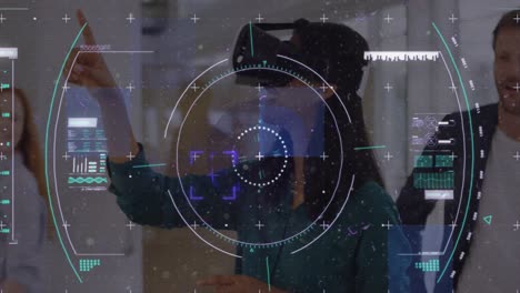 Datenverarbeitung-Und-Scope-Scanning-über-Einer-Frau-Mit-VR-Headset,-Die-Im-Büro-Gestikuliert