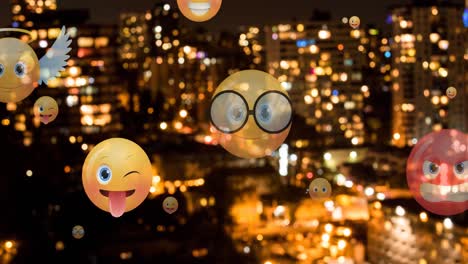 Animation-Von-Emoji-Symbolen,-Die-Nachts-über-Ein-Unscharfes-Stadtbild-Fliegen