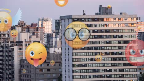 Animation-Von-Emoji-Symbolen,-Die-über-Das-Stadtbild-Fliegen