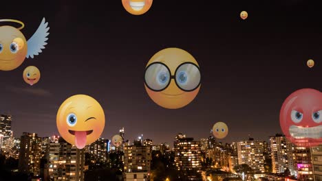 Animation-Von-Emoji-Symbolen,-Die-Nachts-über-Das-Stadtbild-Fliegen