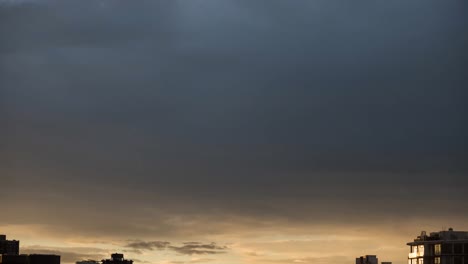 Stürmische-Wolken-Bei-Sonnenuntergang-über-Dem-Stadtbild-Mit-Modernen-Gebäuden
