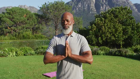 Afroamerikanischer-älterer-Mann,-Der-Yoga-Praktiziert-Und-Im-Garten-Meditiert