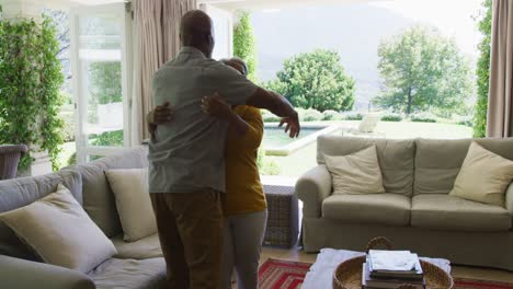 Una-Pareja-De-Ancianos-Afroamericanos-Abrazándose-En-El-Salón-De-Casa
