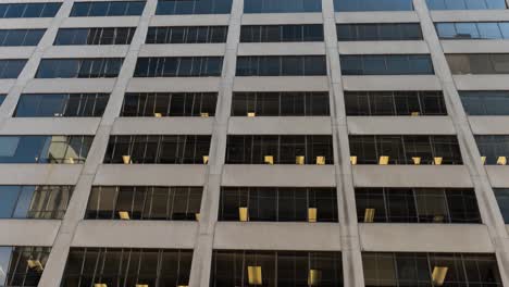 Modernes-Gebäude-Spiegelt-Sich-In-Den-Fenstern-Des-Bürogebäudes-Wider