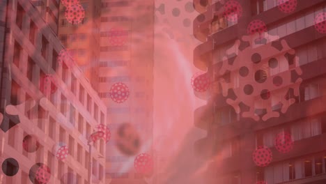 Animation-Von-Covid-19-Zellen,-Die-über-Dem-Stadtbild-Auf-Rotem-Hintergrund-Schweben