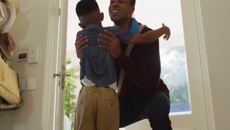 Feliz-Hijo-Afroamericano-Dando-La-Bienvenida-Y-Abrazando-Al-Padre-Que-Regresa-A-Casa