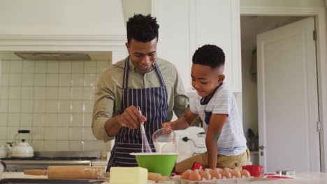 Afroamerikanischer-Vater-Und-Sohn-Backen-Gemeinsam-In-Der-Küche-Zu-Hause