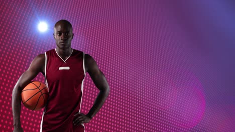 Animation-Eines-Afroamerikanischen-Männlichen-Basketballspielers,-Der-Den-Ball-über-Rote-Pixel-Mit-Bewegtem-Licht-Hält