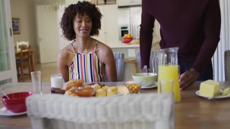 Familia-Afroamericana-Desayunando-Sentados-Juntos-En-La-Mesa-Del-Comedor-En-Casa