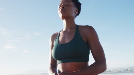 Mujer-Afroamericana-Meditando-En-La-Playa-En-Un-Día-Soleado