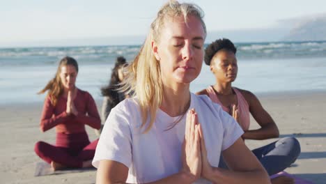 Gruppe-Verschiedener-Freundinnen,-Die-Am-Strand-Meditieren