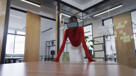 Afroamerikanische-Frau-Trägt-VR-Headset-Im-Modernen-Büro
