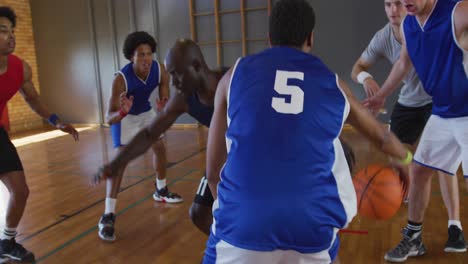 Vielfältiges-Männliches-Basketballteam-Und-Trainer,-Die-Ein-Spiel-Spielen