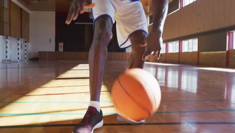 Afroamerikanischer-Männlicher-Basketballspieler,-Der-Das-Dribbeln-Des-Balls-übt