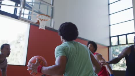 Vielfältiges-Männliches-Basketballteam-Und-Trainer,-Die-Ein-Spiel-Spielen
