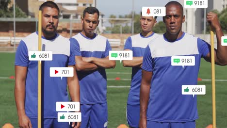 Animation-Von-Social-Media-Symbolen-Und-Zahlen-Auf-Bannern-über-Männlichen-Fußballspielern