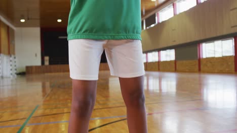 Jugadora-De-Baloncesto-Afroamericana-Regateando-Y-Disparando-Con-Pelota