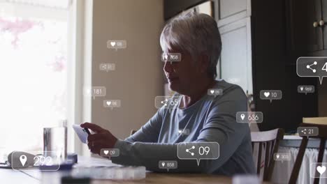 Animation-Von-Social-Media-Symbolen-Und-Zahlen-Auf-Bannern-über-Einer-älteren-Frau,-Die-Ihr-Smartphone-Nutzt