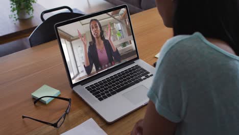 Mujer-Afroamericana-Teniendo-Una-Videollamada-Con-Una-Colega-En-Una-Computadora-Portátil